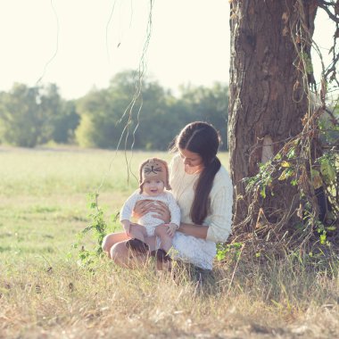 Anne ve bebek açık havada