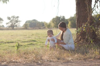Anne ve bebek açık havada