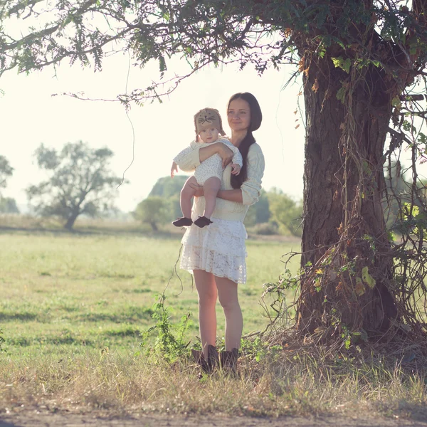 Madre y bebé al aire libre — Foto de Stock