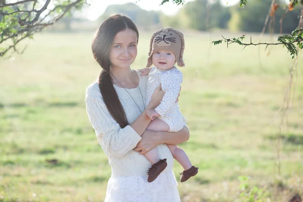 Madre y bebé al aire libre — Foto de Stock