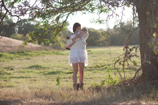 Moeder en baby buitenshuis — Stockfoto