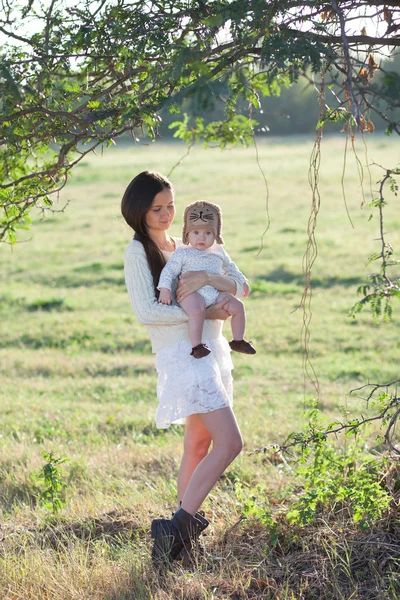 Moeder en baby buitenshuis — Stockfoto