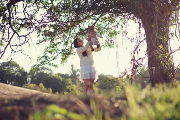 Moeder en baby buitenshuis — Stockfoto