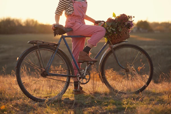 Motociclista elegante — Foto de Stock