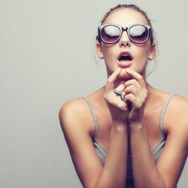 Güneş gözlüğü ve rahat kıyafetler trendy kız