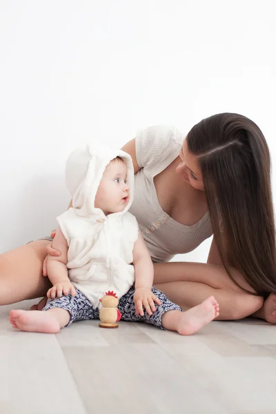 母親と赤ちゃんを自宅で — ストック写真