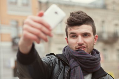 Şık adam açık havada