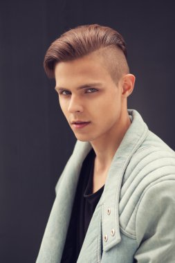 Yakışıklı adamla moda trendi saç modeli açık havada