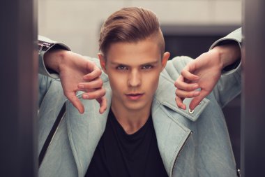 Yakışıklı adamla moda trendi saç modeli açık havada