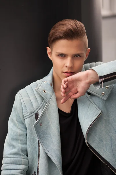 Yakışıklı adamla moda trendi saç modeli açık havada
