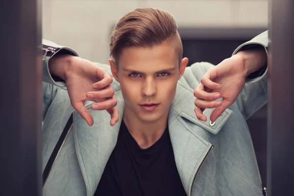 Chico guapo de moda con peinado de moda al aire libre — Foto de Stock