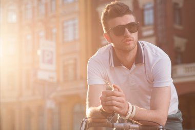 Vintage yarış bisikleti ile şık motorcu