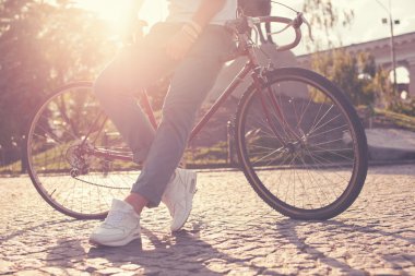 Vintage yarış bisikleti ile şık motorcu