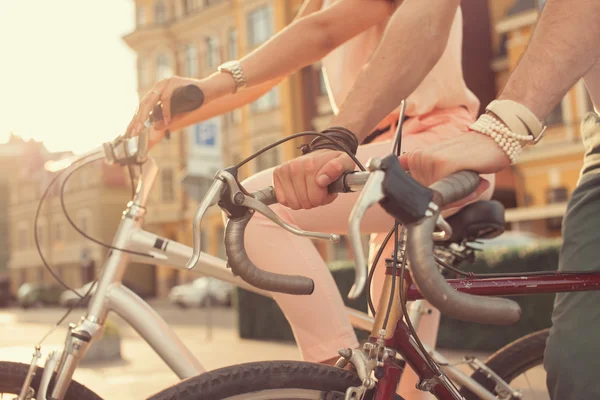 Porträtt av par cyklister — Stockfoto