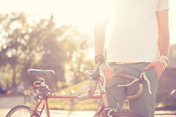 Stijlvolle biker met vintage racefiets — Stockfoto