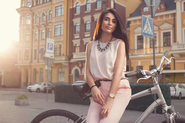 Jonge mooie vrouw poseren met stadsfiets — Stockfoto