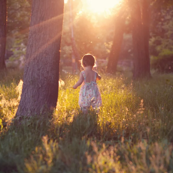 Hermosa toma de jugar al bebé en las luces del atardecer — Foto de Stock