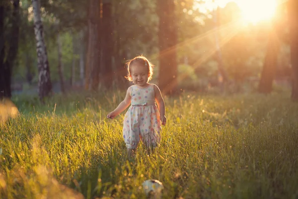 Vackra skott spela baby i solnedgången ljus — Stockfoto