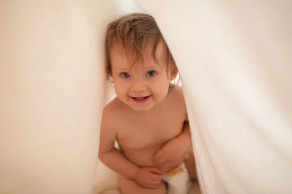 Criança se escondendo sob cobertor após o banho — Fotografia de Stock