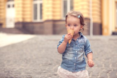 Minik kız sokakta dondurma yeme