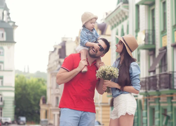 Giovane madre, padre e piccola figlia si divertono per strada — Foto Stock