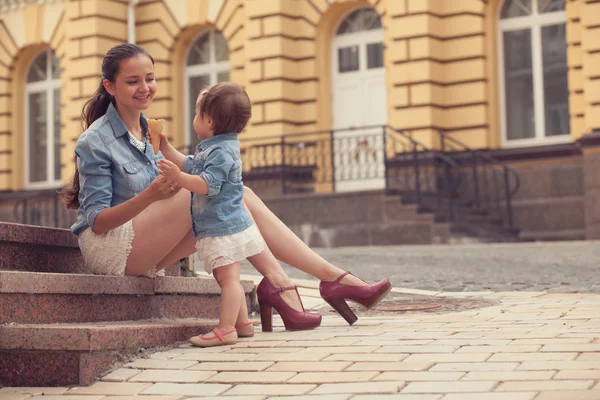 Dívka a matka bavit se zmrzlinou na ulici — Stock fotografie