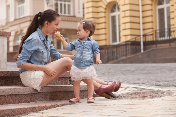 Ragazza e madre divertirsi con il gelato in strada — Foto Stock