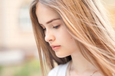 Güzel kız açık havada closeup portresi