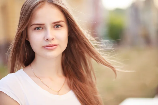 Primo piano ritratto di bella ragazza all'aperto — Foto Stock