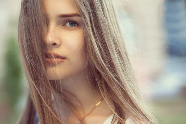Närbild porträtt av vacker flicka utomhus — Stockfoto