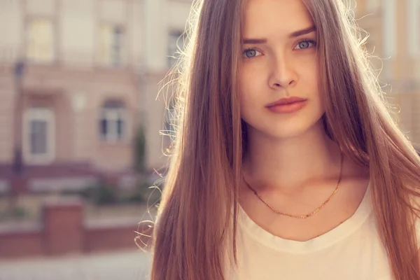 Primer plano retrato de hermosa chica al aire libre — Foto de Stock