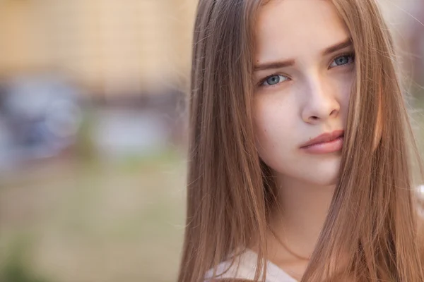 Closeup portrait of beautiful girl outdoors — Stock Photo, Image