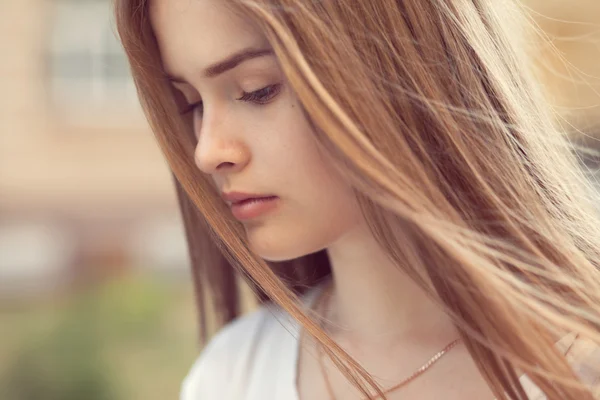 Gros plan portrait de belle fille en plein air — Photo