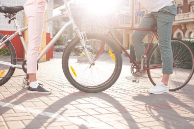 Genç çift Bisiklet sürerek var