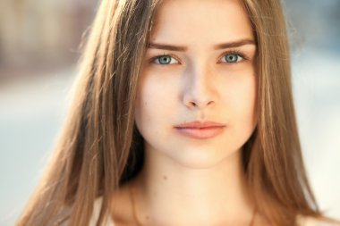 güzel kız açık havada şehvetli portresi