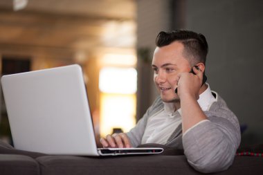 başlangıç ofisinde çalışan adam