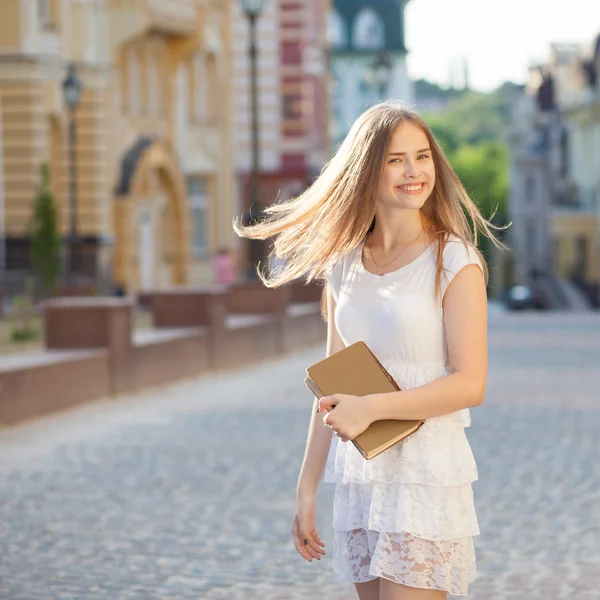 Ragazza con libro sulla strada — Foto Stock