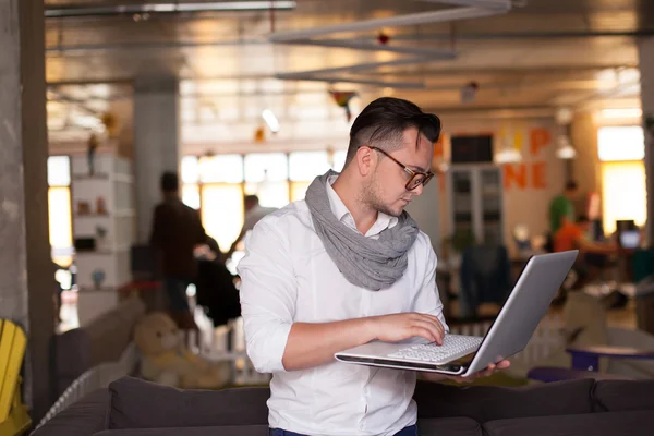 başlangıç ofisinde çalışan adam