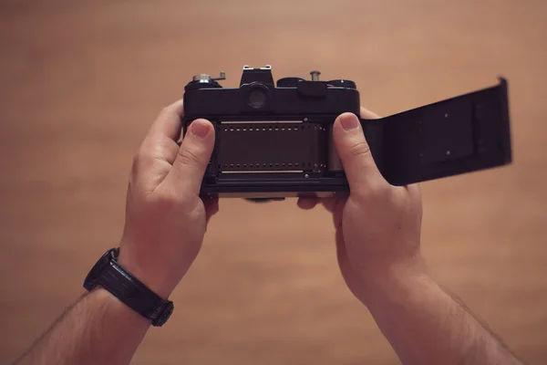 Male hands changing film in camera — Stock Photo, Image