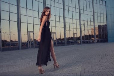 şık kadın kentsel zemin üzerine