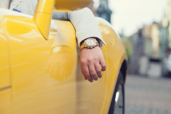 Uomo elegante in posa con auto sportive convertibili — Foto Stock