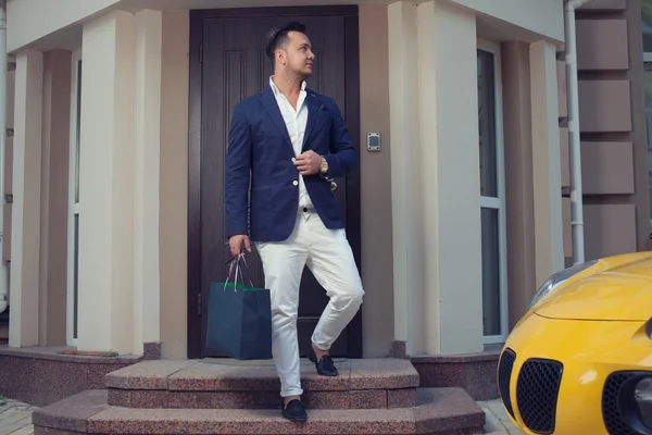 Hombre elegante posando con un deportivo descapotable — Foto de Stock