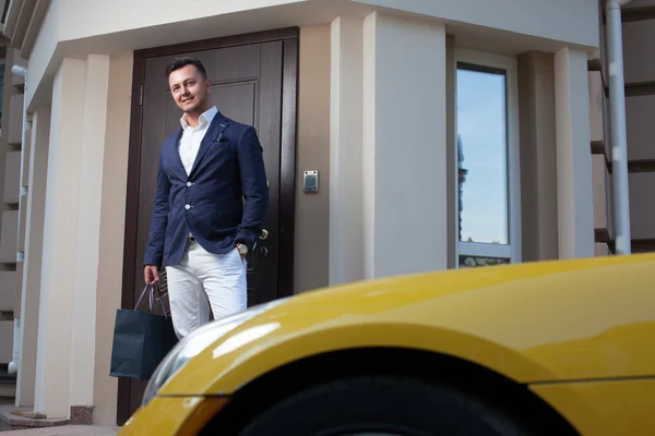 Şık adam ile Cabrio sportcar poz
