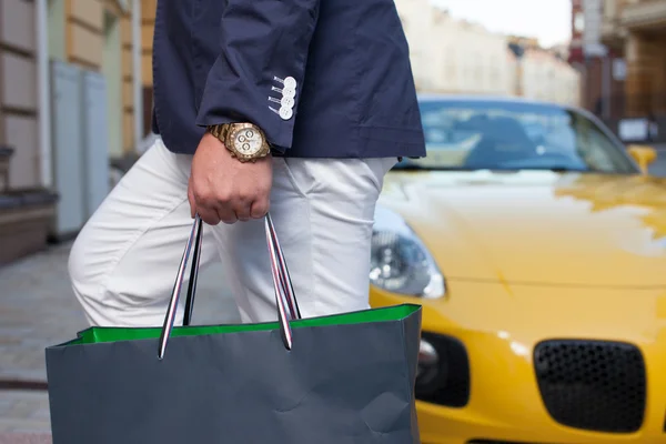 Şık adam ile Cabrio sportcar poz