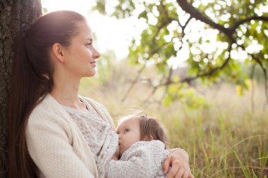 Anne ve bebek kız açık havada dinlenme var
