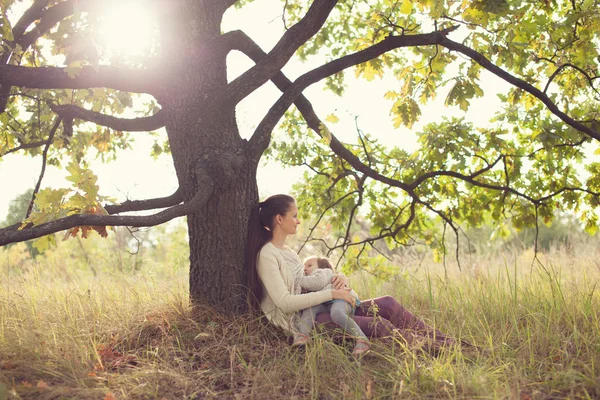 Madre y niña tienen descanso al aire libre —  Fotos de Stock