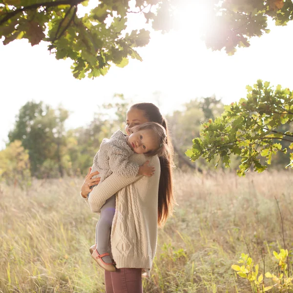 Mother and toddler girl have rest outdoors — Stock Photo, Image