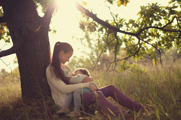 Madre y niña tienen descanso al aire libre — Foto de Stock