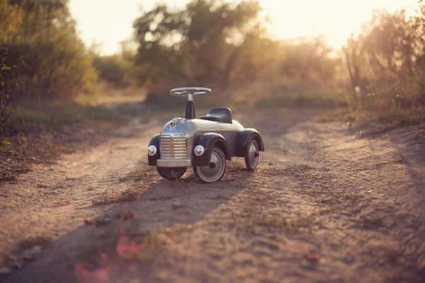 Pequeño rider juguete coche al aire libre — Foto de Stock