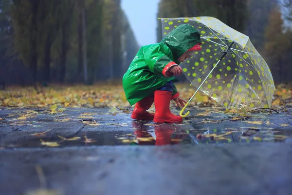 Niño en el parque lluvioso de otoño — Foto de Stock